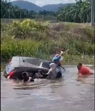 Enam Sekeluarga Alami Detik Cemas Terjunam ke Parit Akibat Mengelak Monyet