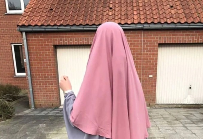 Isteri Bertudung Labuh Terlibat Skandal Dengan Suami Orang, Rumah Tangga Runtuh Selepas Dikesan Suami